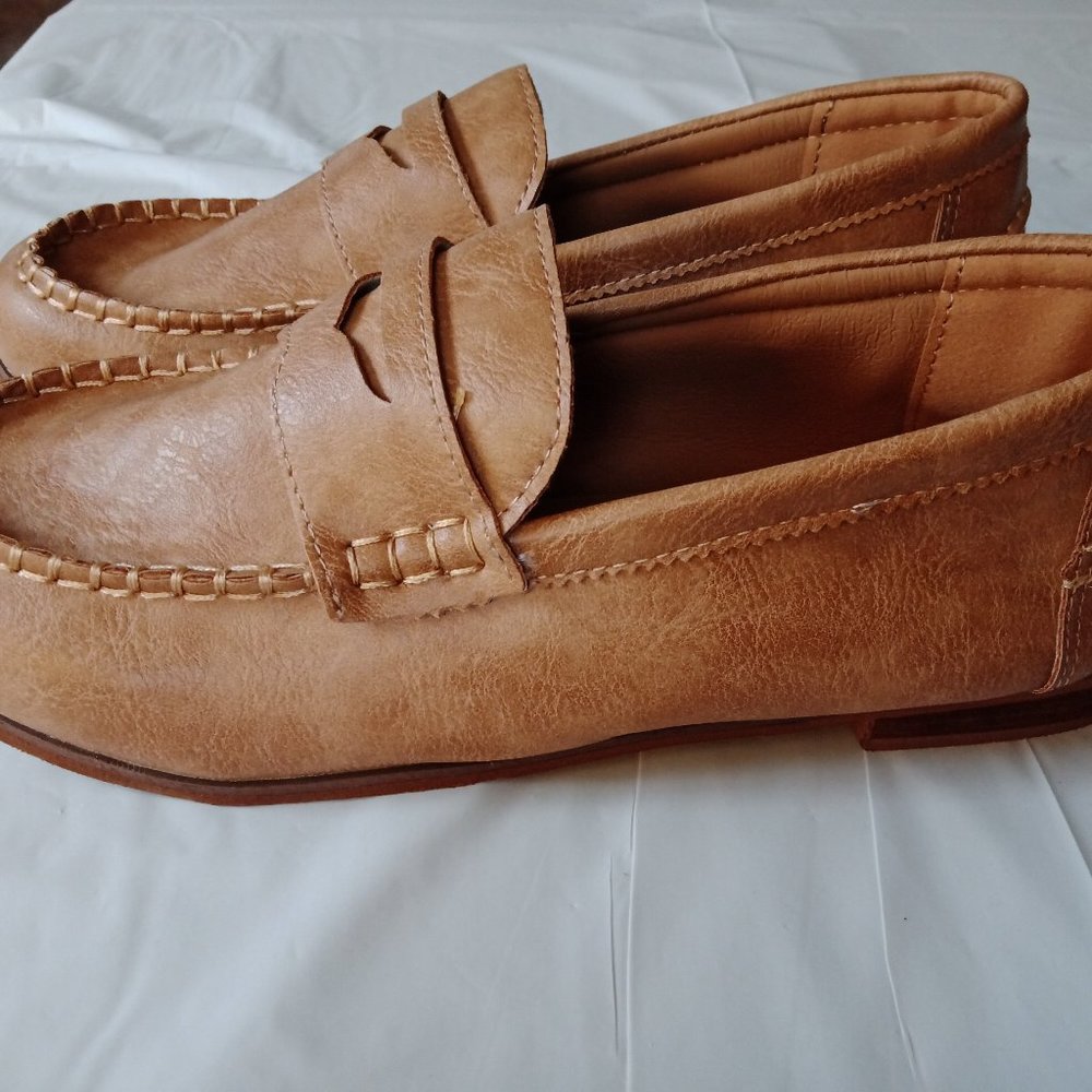 Women's Khaki Round Toe Loafer, Size 9